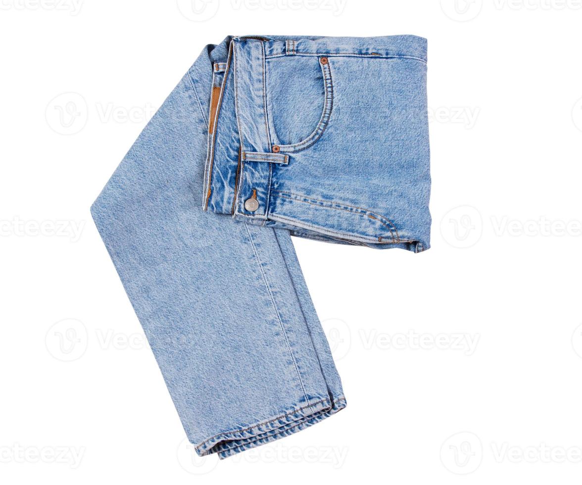 jeansbyxor isolerade, blå vikta jeans isolerad på vit bakgrund närbild foto