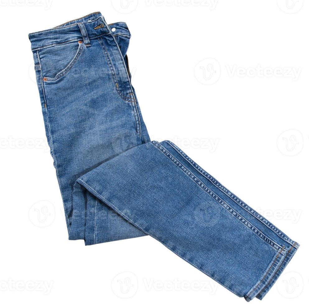 denim isolerade ovanifrån. blå jeans isolerade på vitt. blå jeansbyxa isolerad på den vita bakgrunden. blå denim över vitt. jeans, kläder, denim. foto