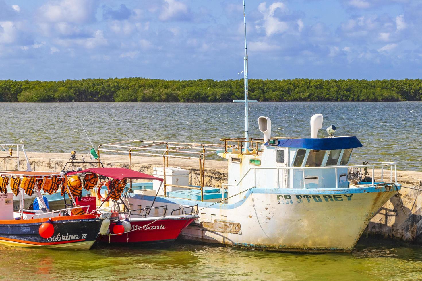 chiquila mexico 21. december 2021 panorama landskap båtar hamn hamn färjor puerto de chiquila mexico. foto