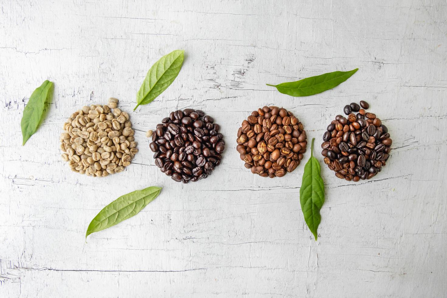 ett collage av kaffebönor som visar olika steg av rostning från gröna bönor till rostning foto