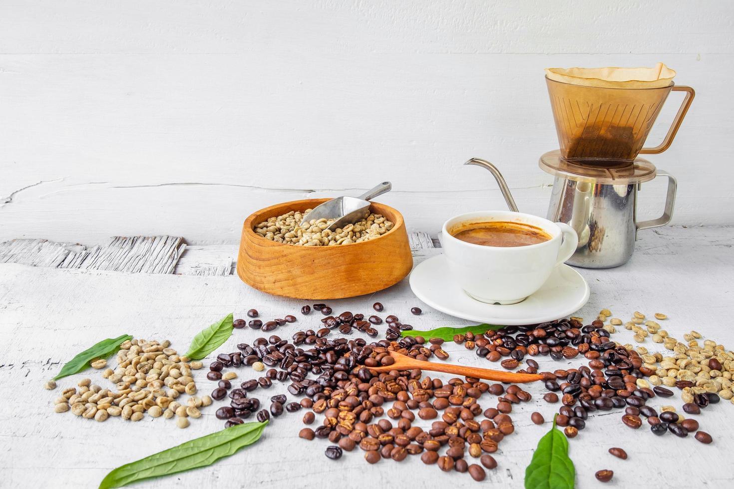 utrustning som används för att brygga kaffedrift och kaffebönor med en kopp kaffe foto