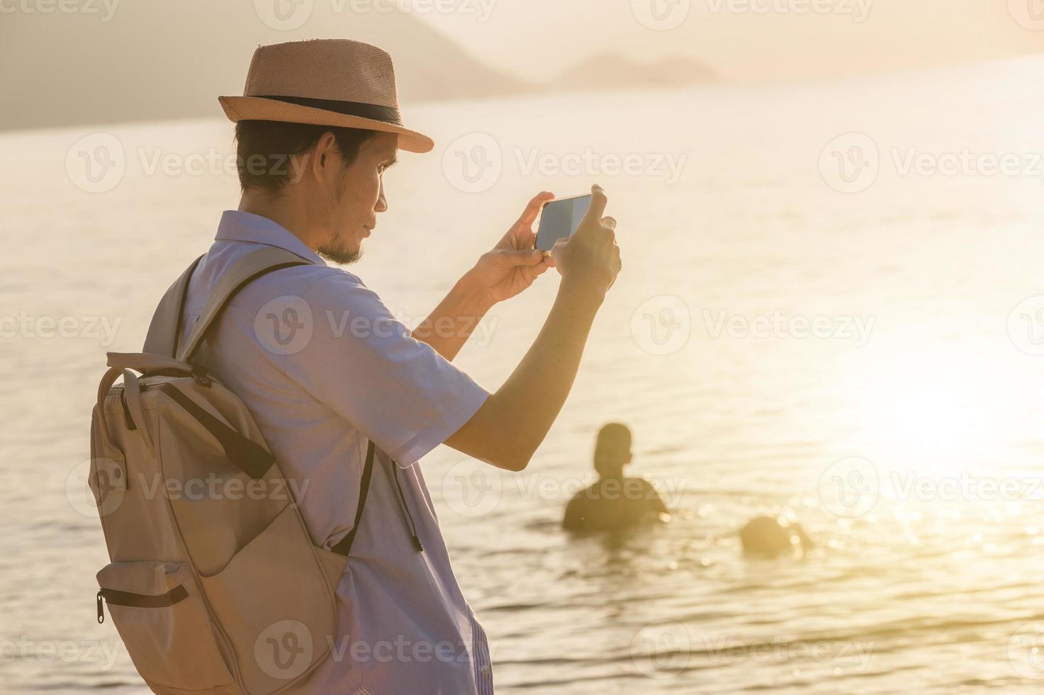 asiatisk man med väska resa phuket beach thailand, phuket sandlåda foto