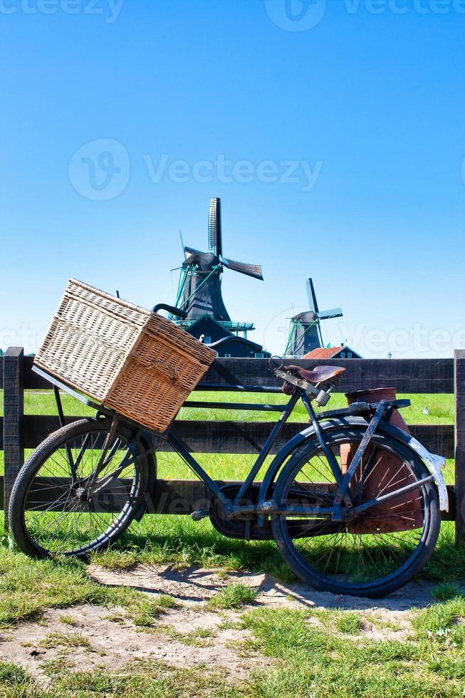 cykel med väderkvarn och blå himmel bakgrund. naturskönt landskap nära amsterdam i nederländerna. foto
