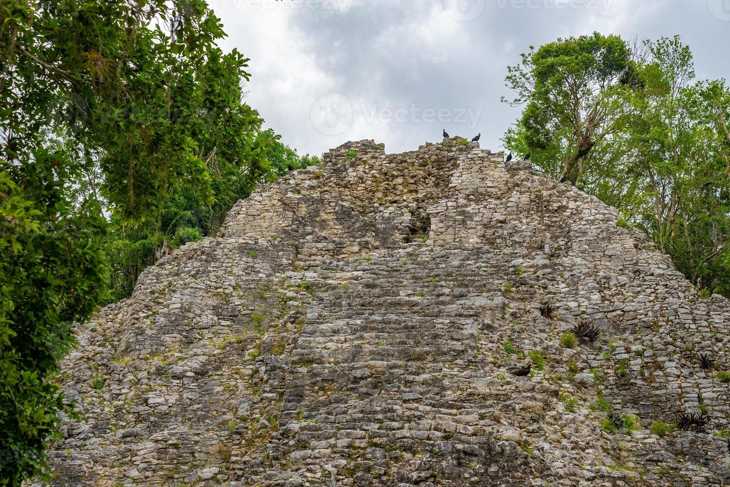 nohoch mul pyramid vid de antika ruinerna av mayastaden coba foto