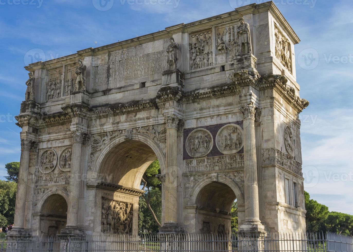 Konstantinens båge i Rom, Italien foto