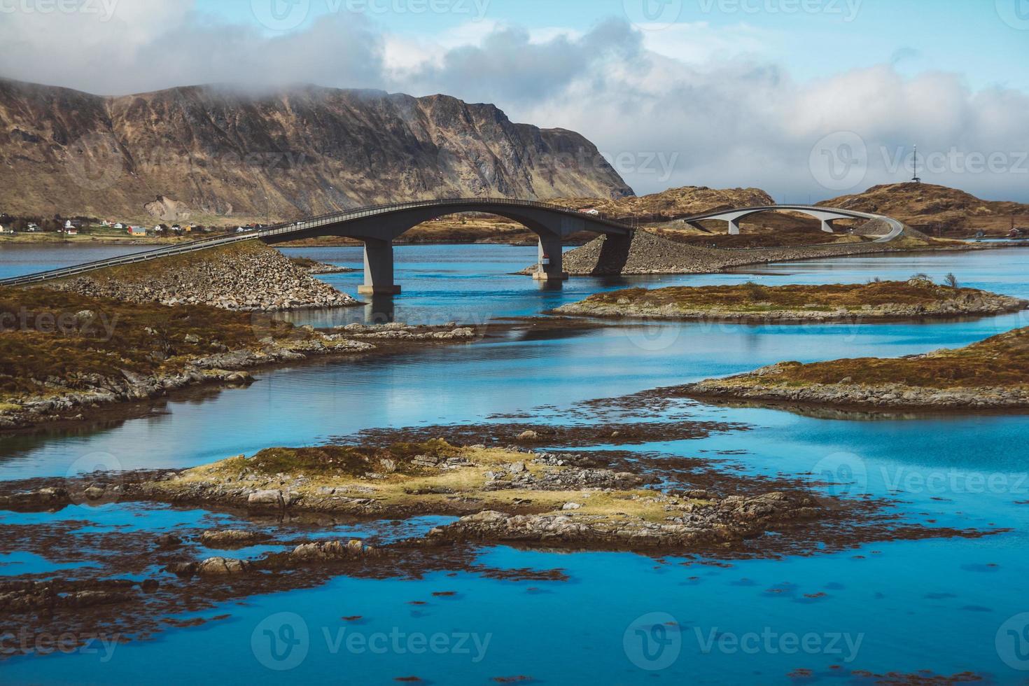 norge berg och landskap på öarna lofoten. naturligt skandinaviskt landskap. plats för text eller reklam foto