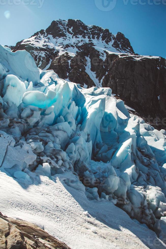 vacker natur på bergen och glaciären svartisen landskap i norge skandinavisk natur landmärken ekologi koncept. blå snö och is foto