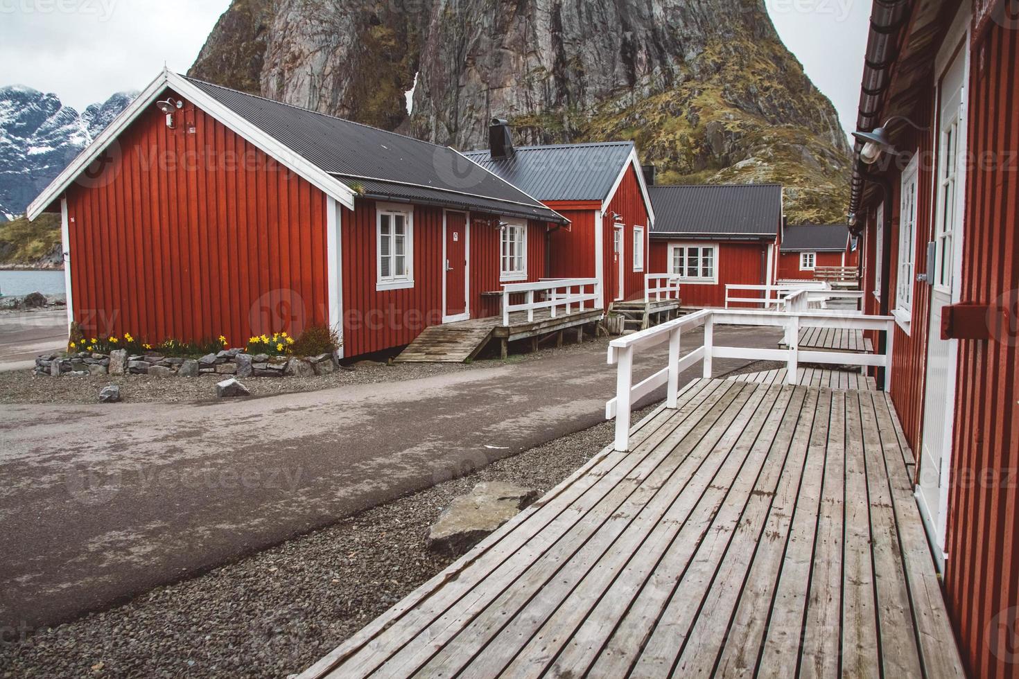 norge rorbuhus och berg klippor över fjordlandskap skandinavisk resevy lofoten öar. naturligt skandinaviskt landskap. foto