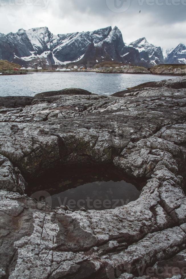 norge berg och landskap på öarna lofoten. naturligt skandinaviskt landskap. plats för text eller reklam foto