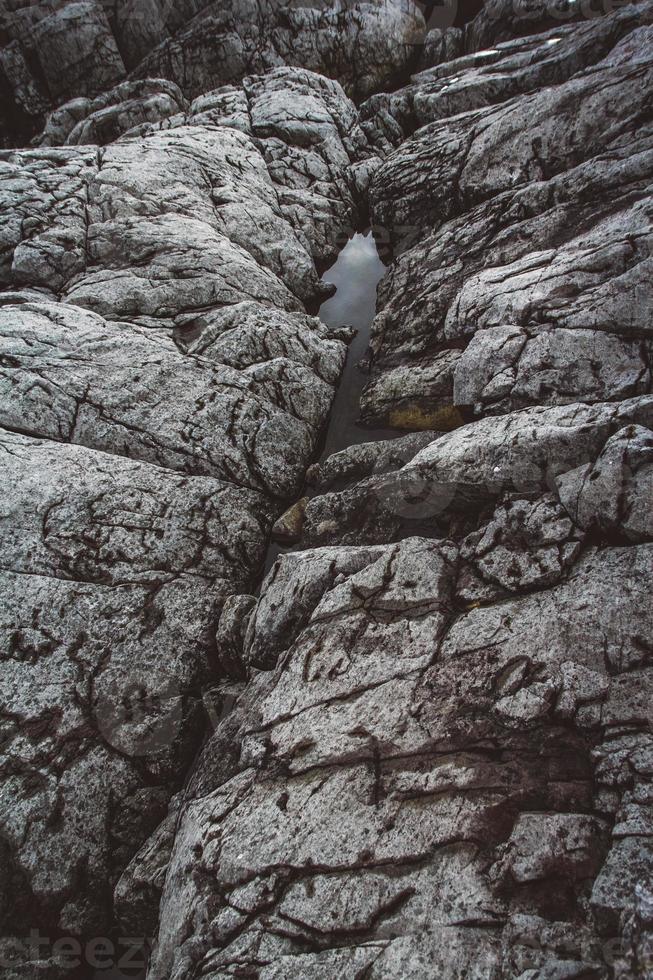 sten textur från vågor eroderar, natur bakgrund. toppvy. kopieringsutrymme. kan användas som banner foto