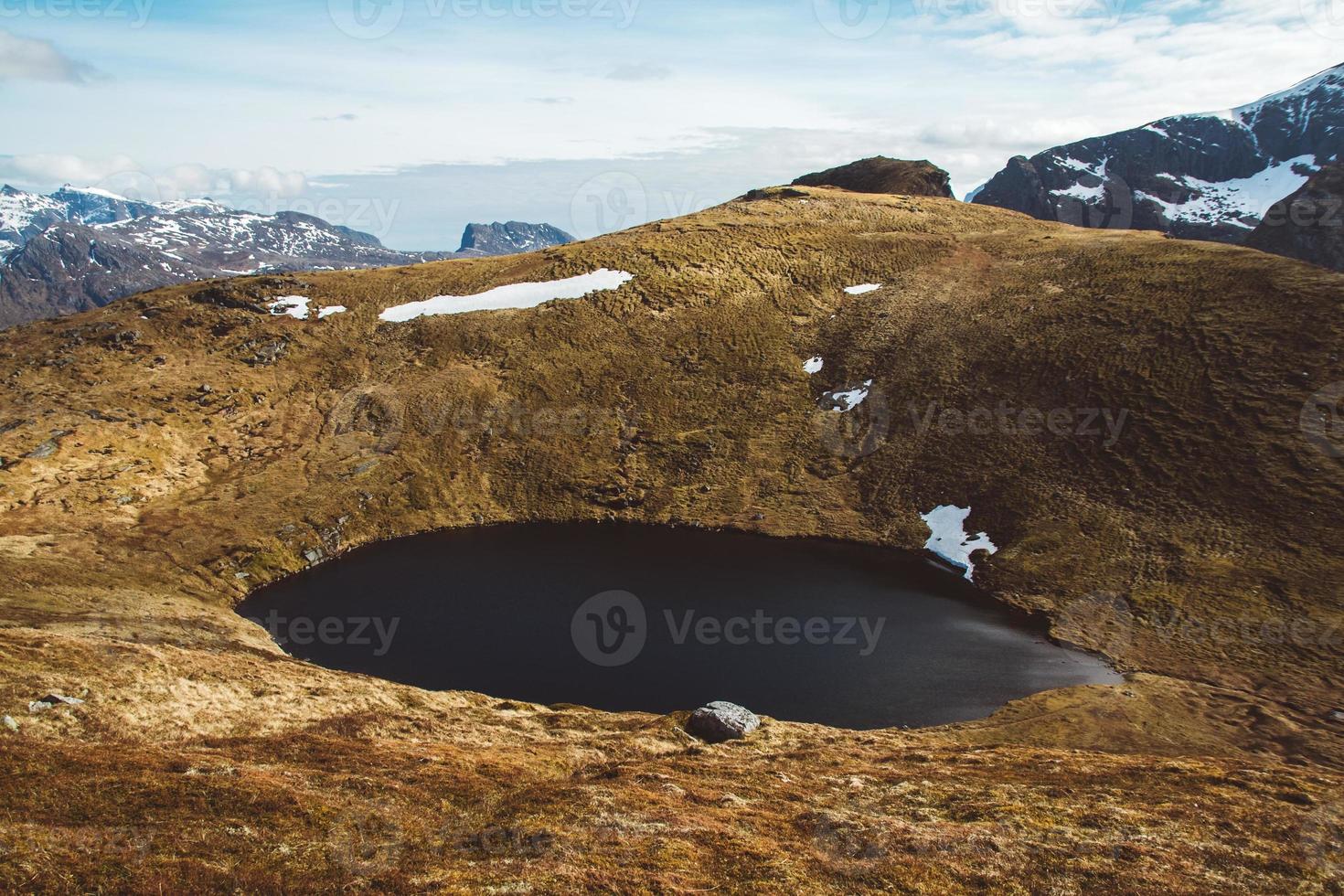 norge berg och landskap på öarna lofoten. naturligt skandinaviskt landskap. plats för text eller reklam foto