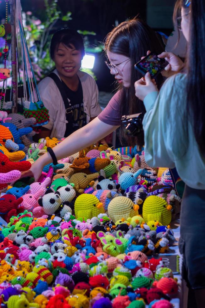 chiang mai walking street chiang mai thailand 12 januari 2020en lokal hantverksmarknad gjord av silkekeramik metallglasträ eller konst och mat thailändska turister och utlänningar tycker om att gå och shoppa foto