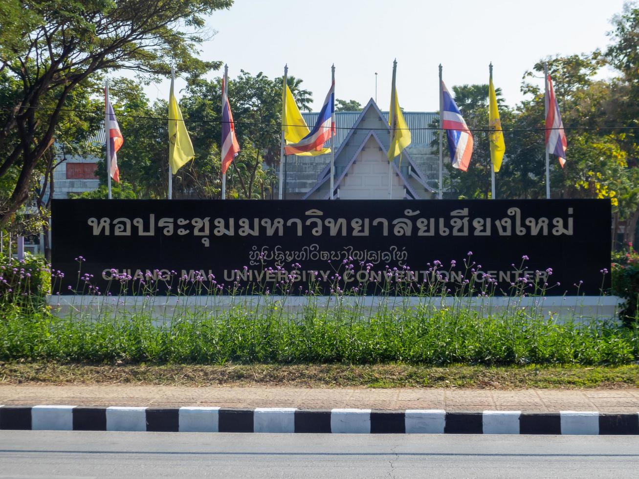 chiang mai thailand 12 januari 2020 skylten visar namnet på auditoriumbyggnaden vid chiang mai universitet. foto