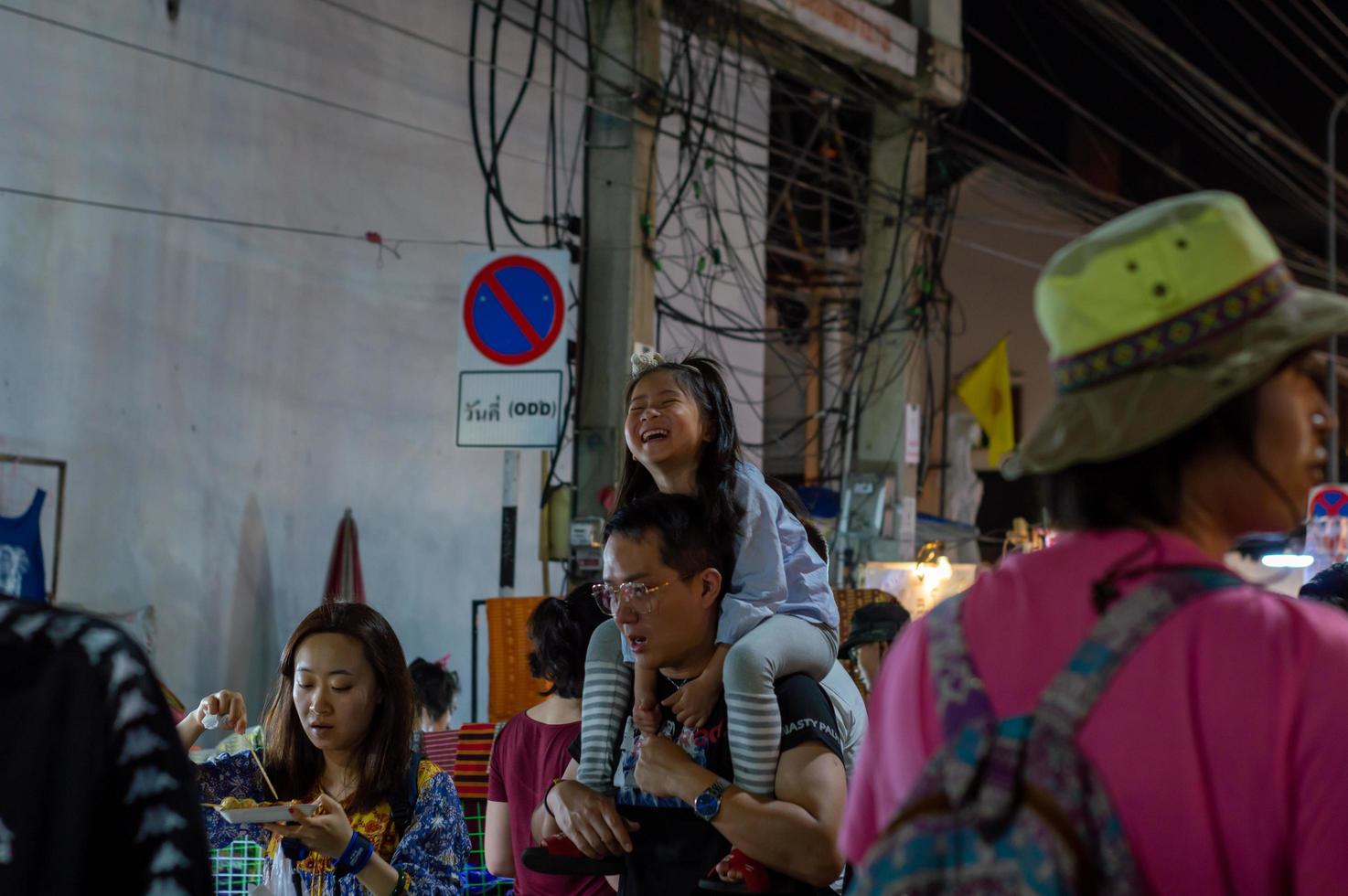 chiang mai walking street chiang mai thailand 12 januari 2020en lokal hantverksmarknad gjord av silkekeramik metallglasträ eller konst och mat thailändska turister och utlänningar tycker om att gå och shoppa foto