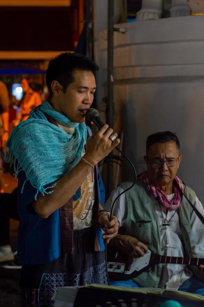 chiang mai walking street chiang mai thailand 12 januari 2020en lokal hantverksmarknad gjord av silkekeramik metallglasträ eller konst och mat thailändska turister och utlänningar tycker om att gå och shoppa foto