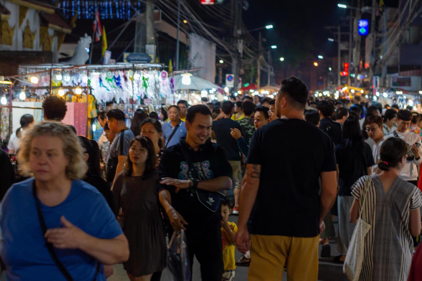 chiang mai walking street chiang mai thailand 12 januari 2020en lokal hantverksmarknad gjord av silkekeramik metallglasträ eller konst och mat thailändska turister och utlänningar tycker om att gå och shoppa foto