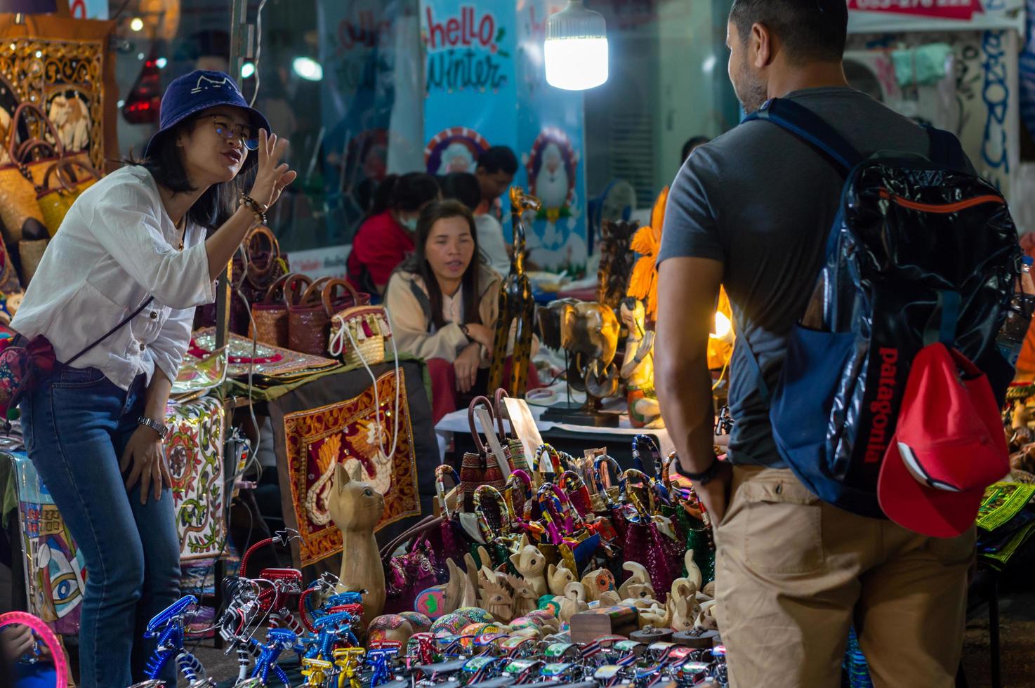 chiang mai gågata chiang mai thailand 12 januari 2020 en lokal hantverksmarknad gjord av silkekeramik metallglasträ eller konst och mat thailändska turister och utlänningar tycker om att gå och shoppa foto