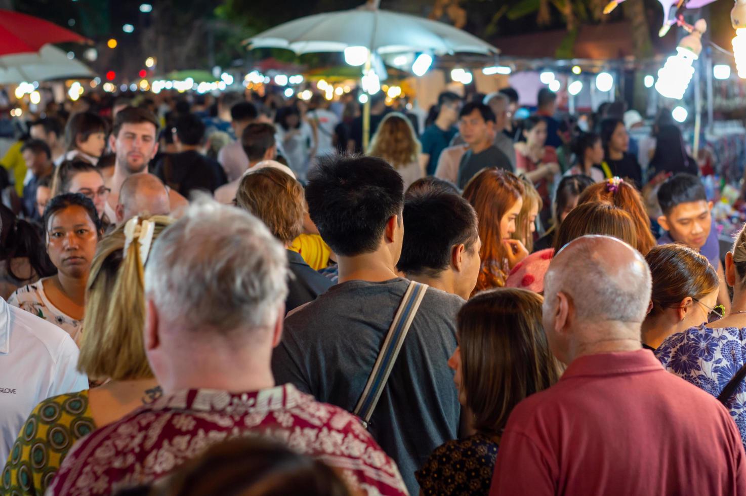 chiang mai gågata chiang mai thailand 12 januari 2020 en lokal hantverksmarknad gjord av silkekeramik metallglasträ eller konst och mat thailändska turister och utlänningar tycker om att gå och shoppa foto