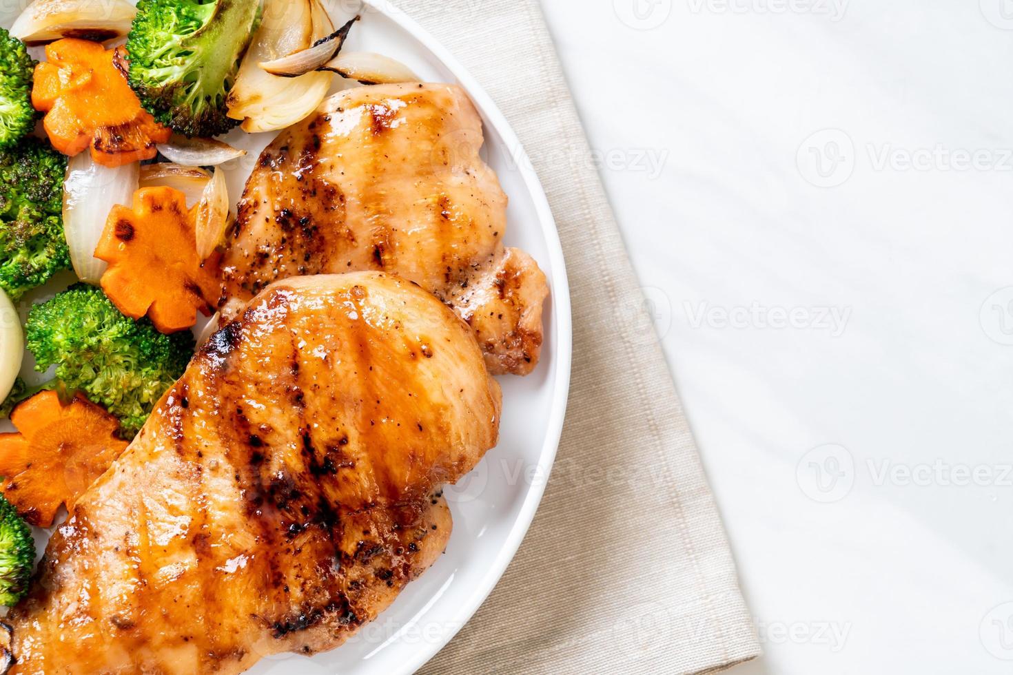 grillad kycklingbröststek med grönsaker foto