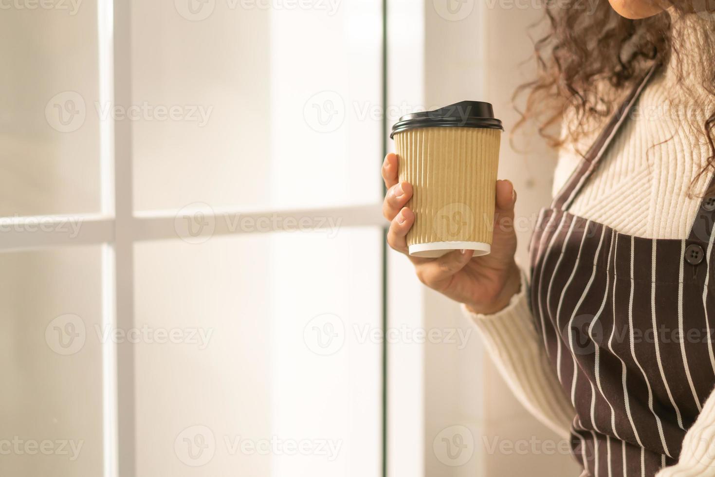 närbild hand som håller varm kaffekopp foto