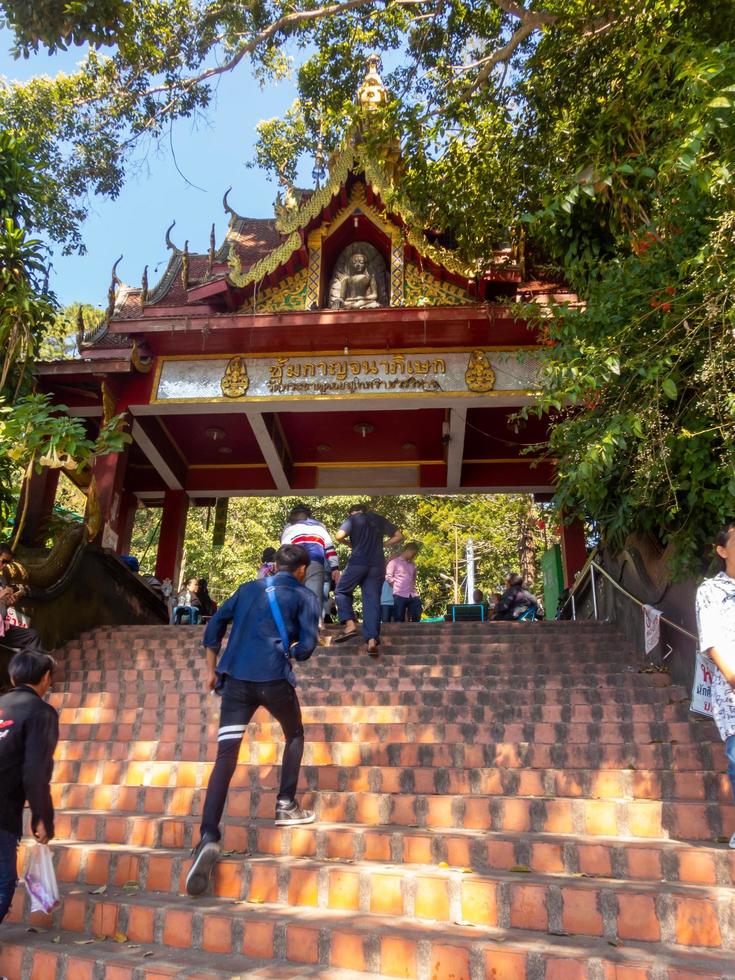 chiang mai thailand12 januari 2020wat phra that doi suthep templeturister går upp och ner för trappor i turism.trappa finns det för närvarande 306 trappsteg. foto