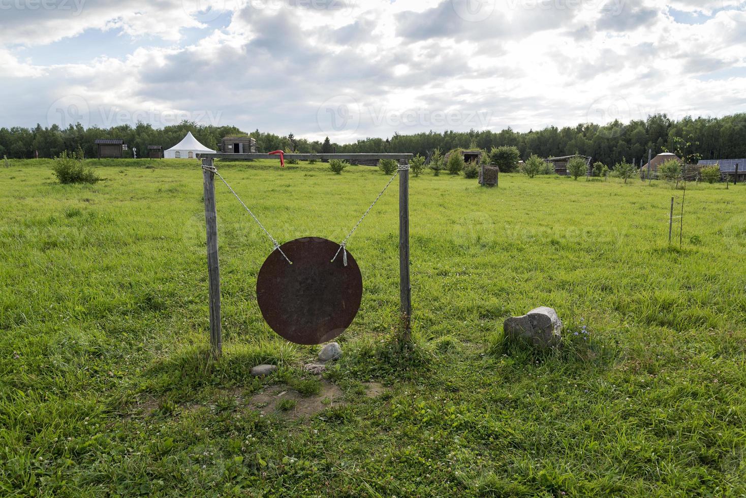 rund gong nära byn på ängen. foto