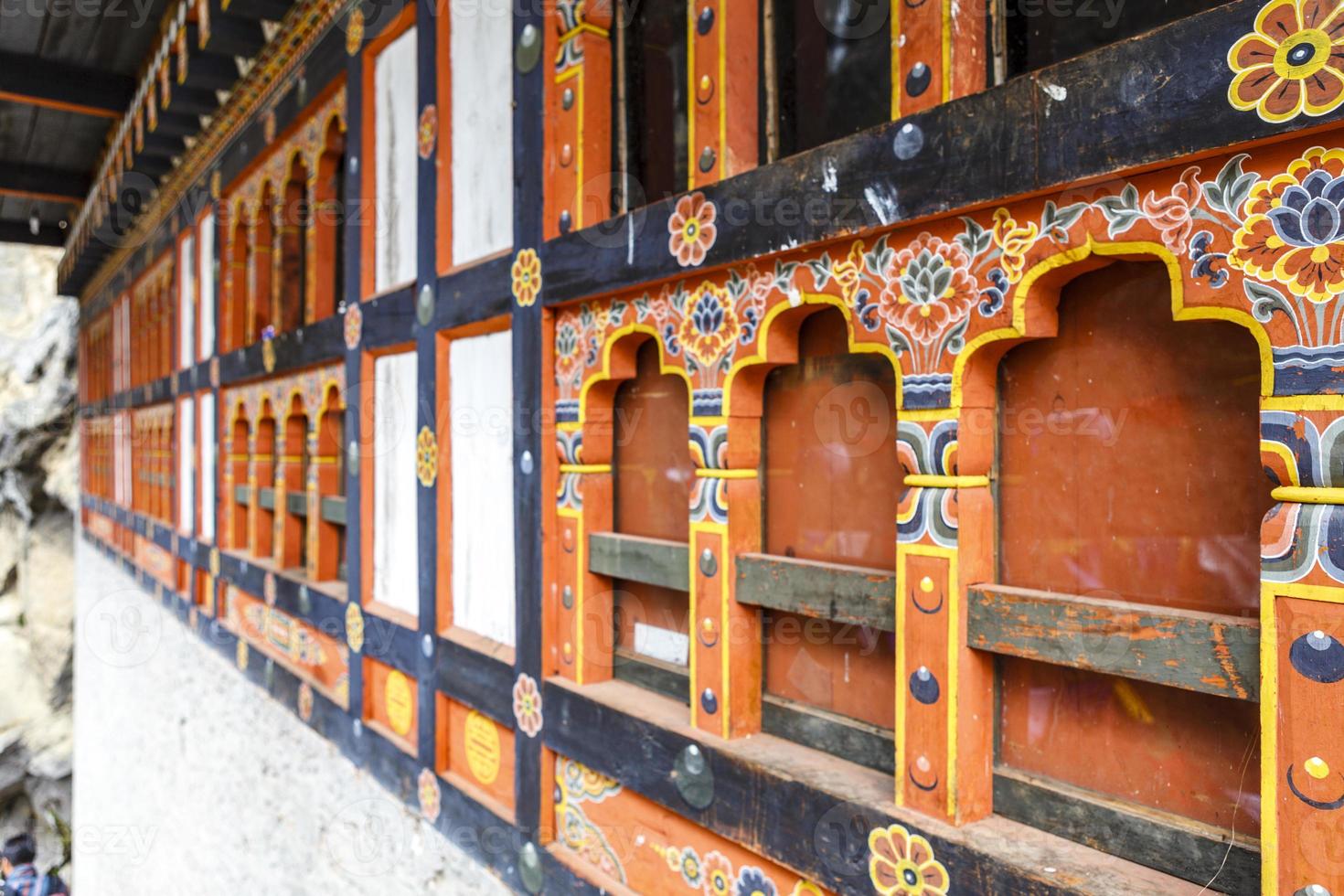 detalj av den rikt dekorerade exteriören av ett kloster i paro, bhutan, asien foto