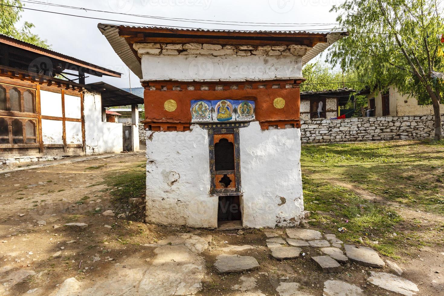 chorten i trädgården av kyichu lhakhang tempel i paro dalen i västra bhutan, asien foto