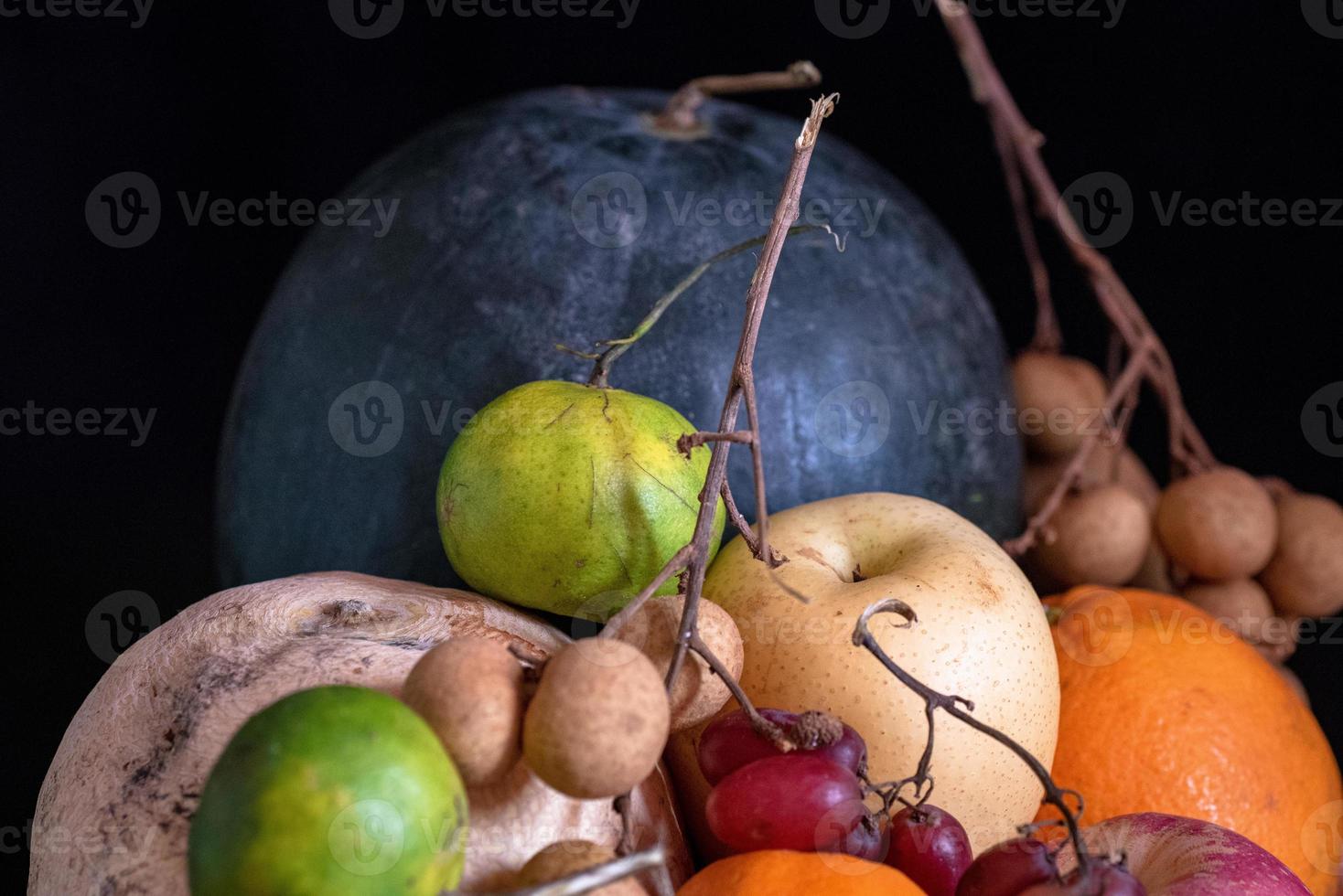 frukter i svart bakgrund foto