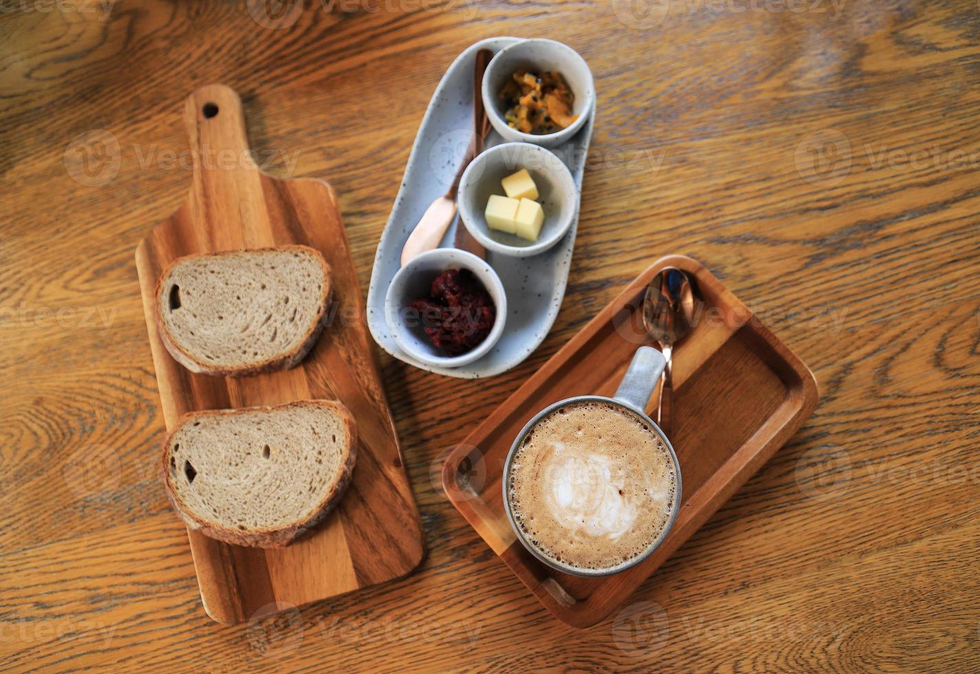 selektivt fokus på creany latte kaffe med ekologiskt bröd för att dricka och äta hälsosamt foto