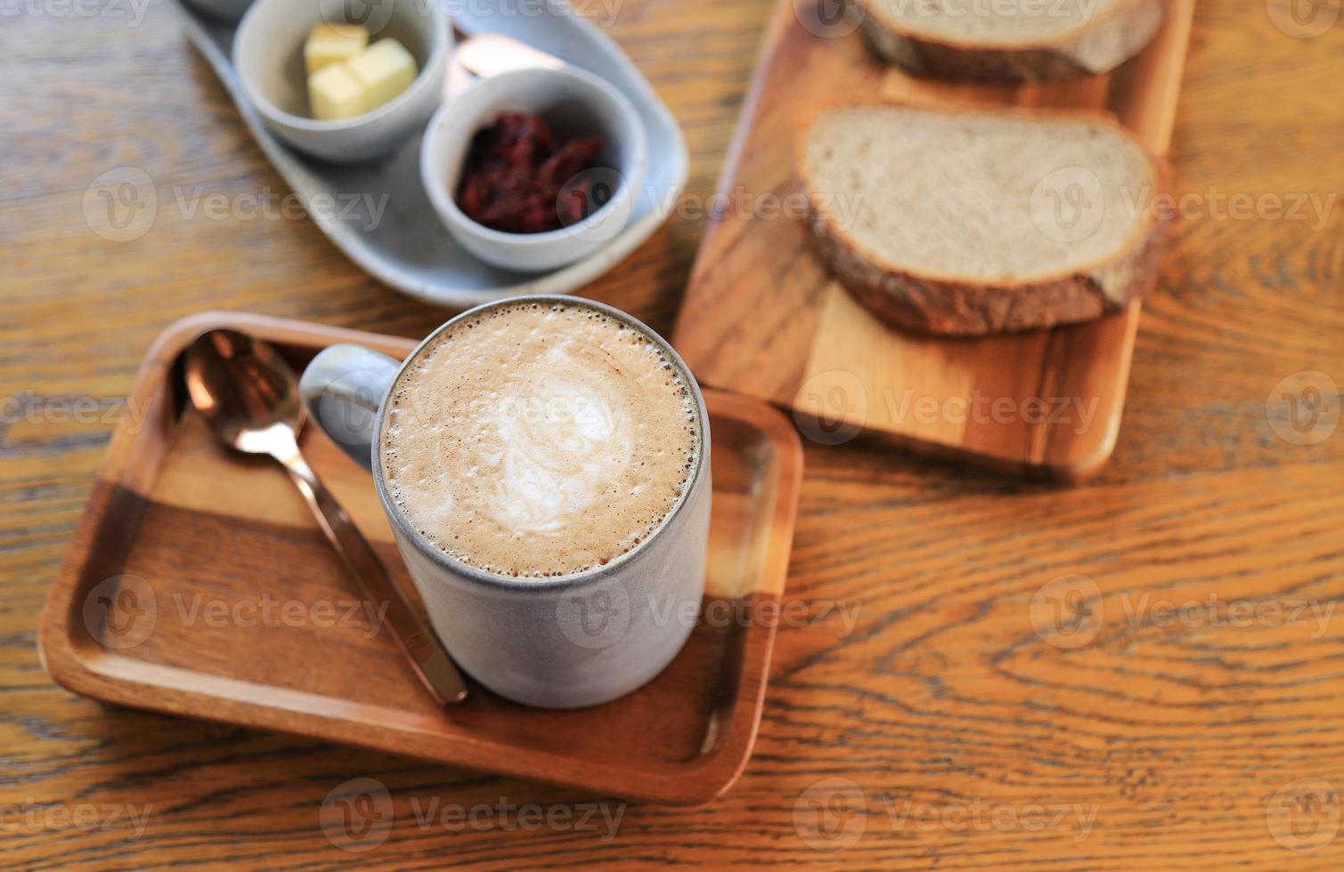 selektivt fokus på creany latte kaffe med ekologiskt bröd för att dricka och äta hälsosamt foto