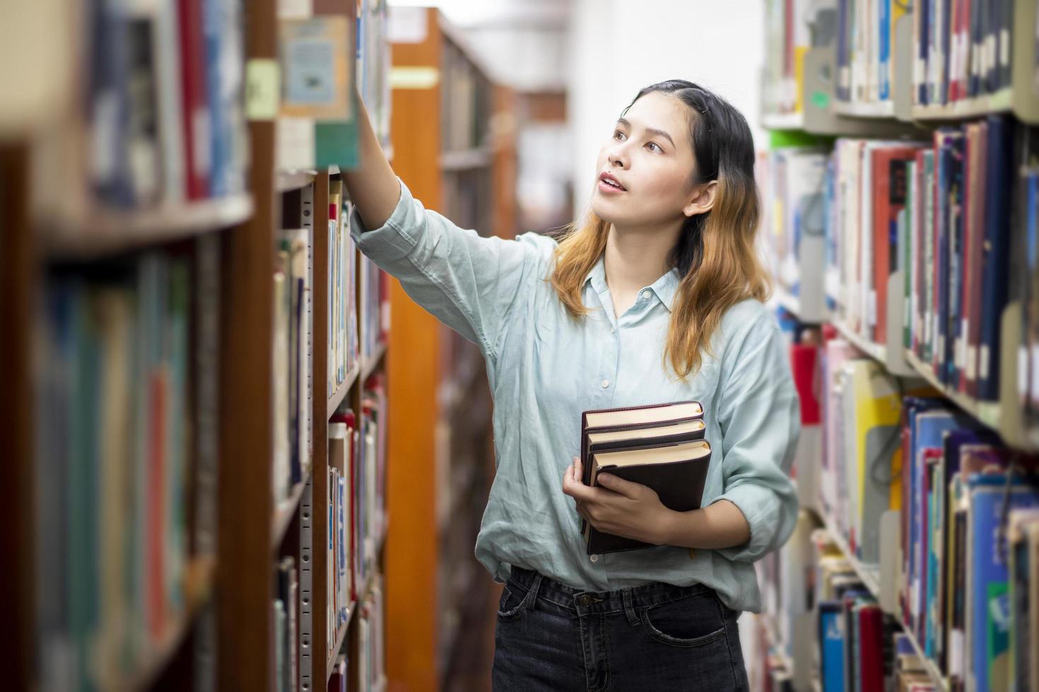 glad ung asiatisk universitetsstudent. foto