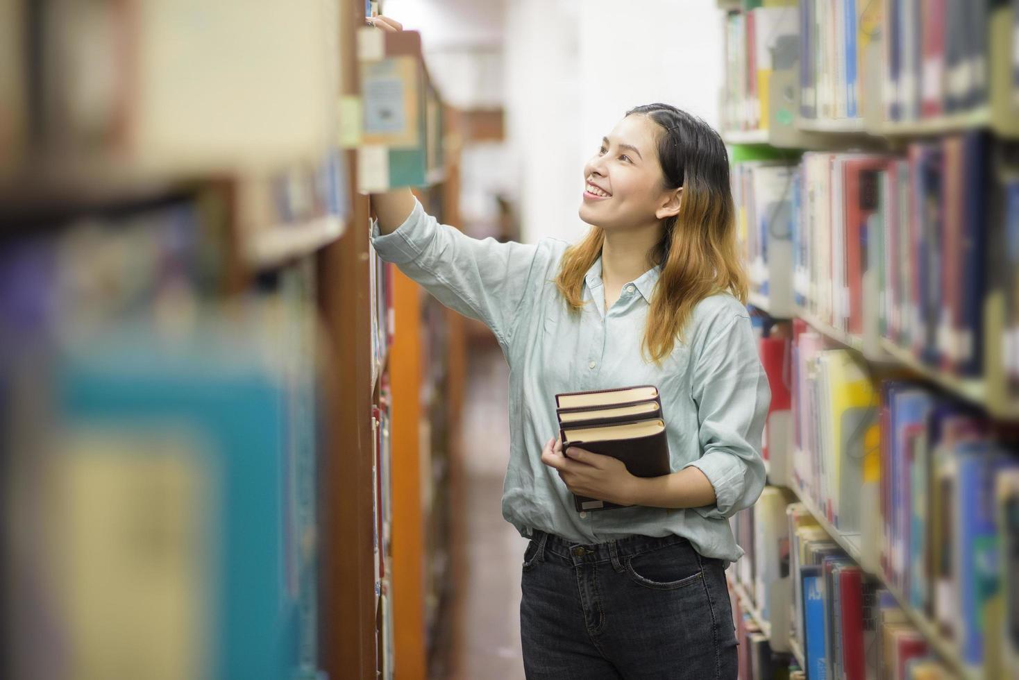 glad ung asiatisk universitetsstudent. foto