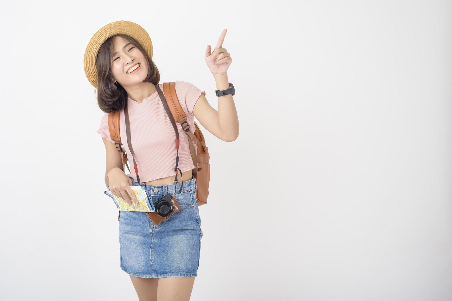 vacker ung asiatisk turist kvinna glad på vit bakgrund studio foto