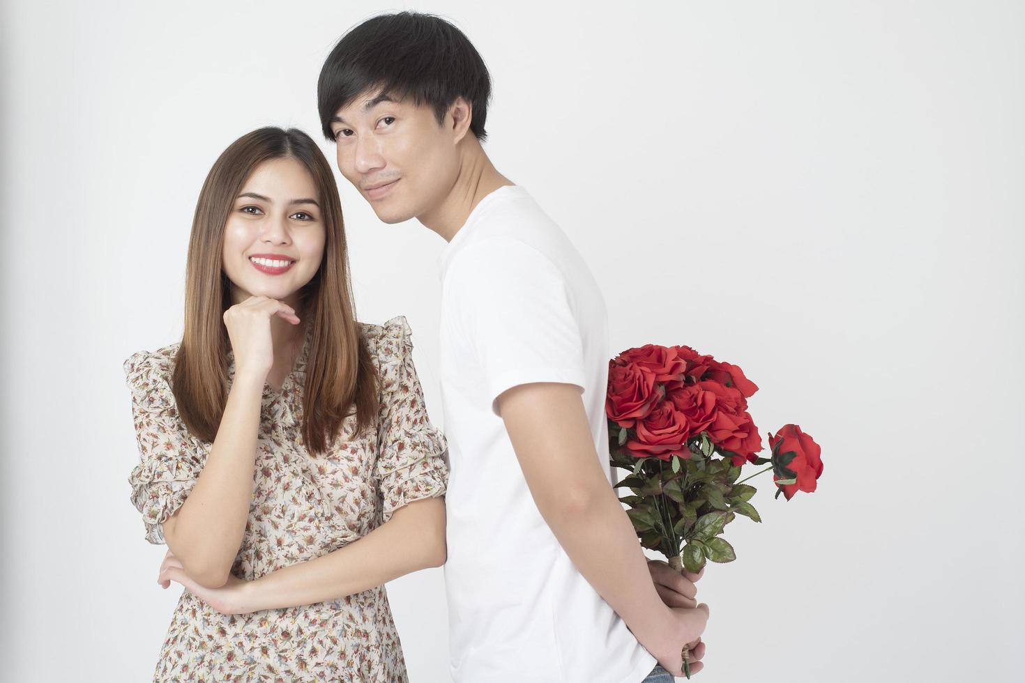 glada unga asiatiska par kärlek i studio vit bakgrund foto