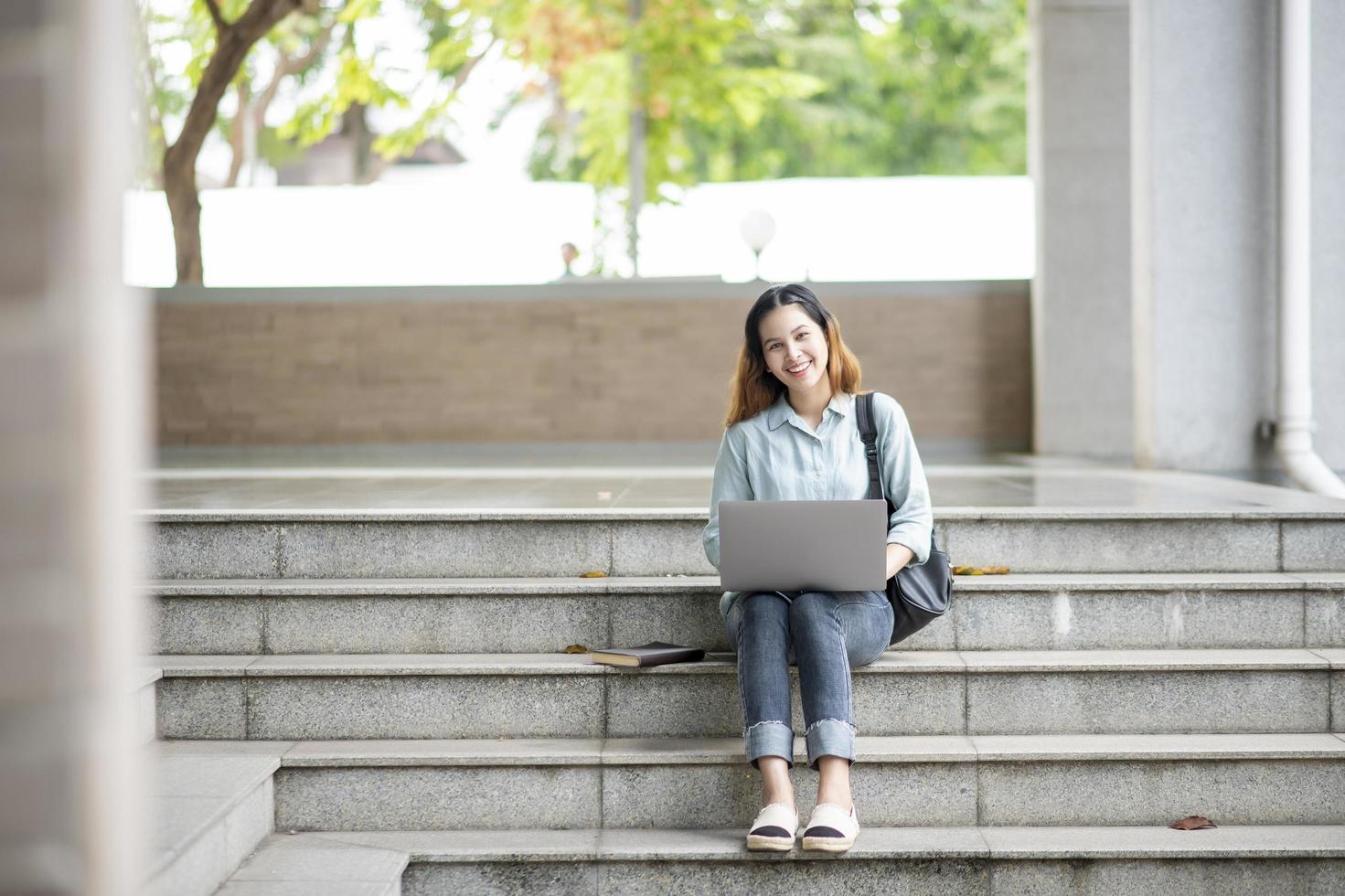 glad ung asiatisk universitetsstudent. foto