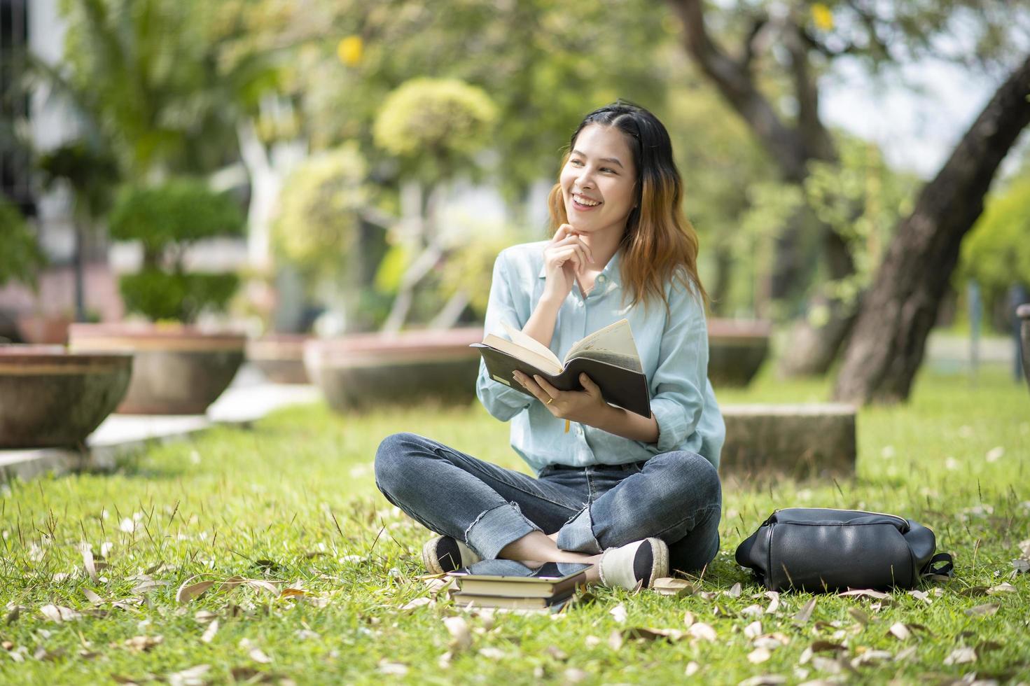 glad ung asiatisk universitetsstudent. foto