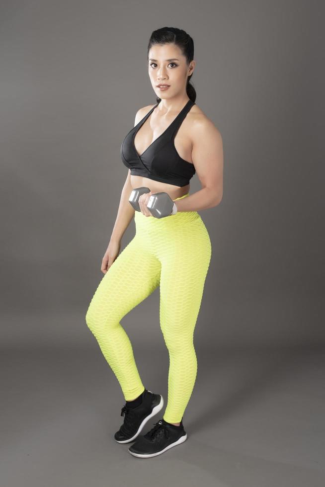 vacker fitness kroppsbyggare kvinna i studio foto