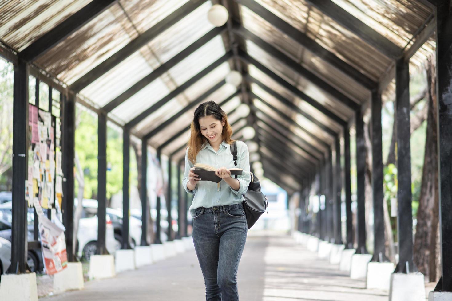 glad ung asiatisk universitetsstudent. foto