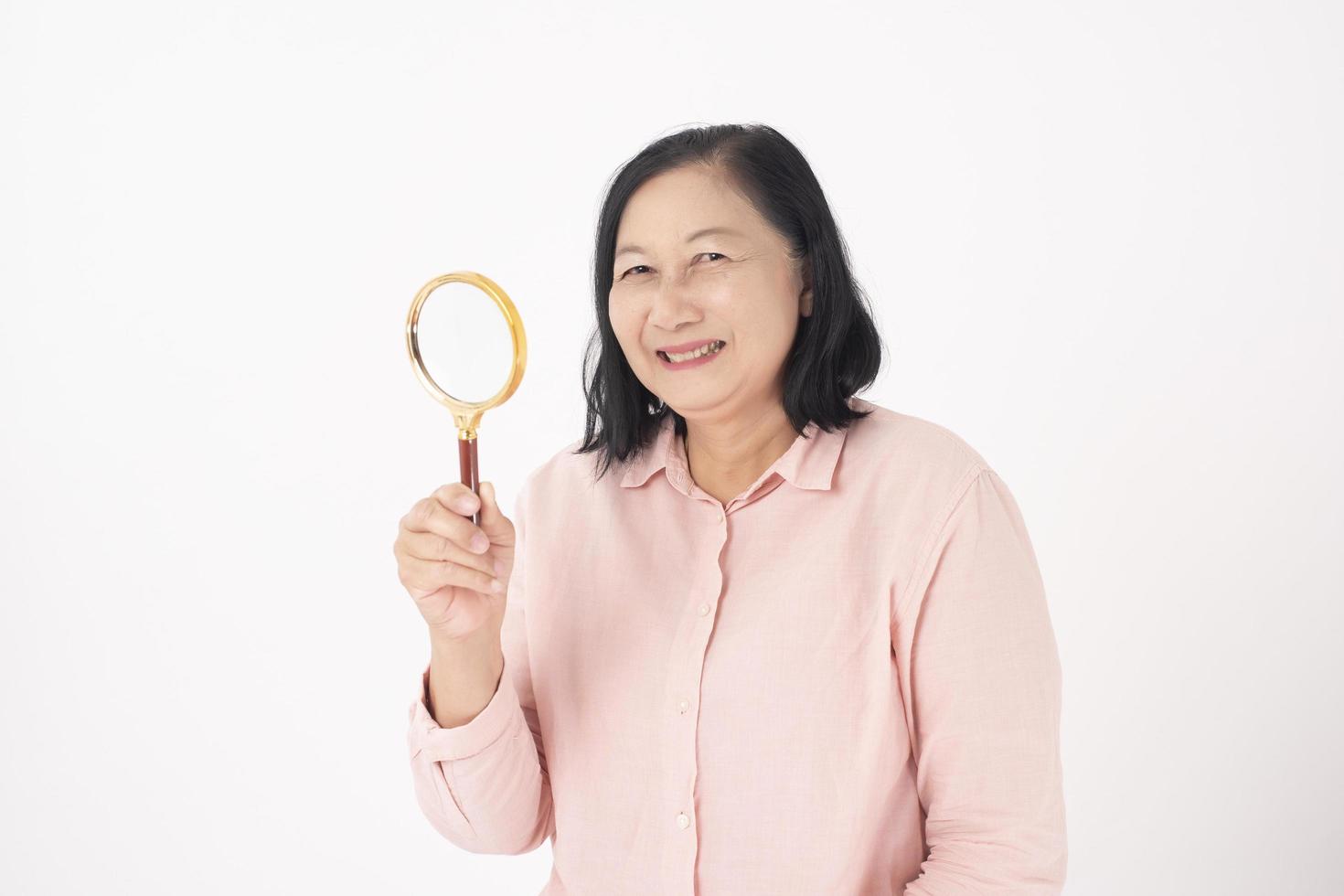 asiatisk äldre kvinna på vit bakgrund foto