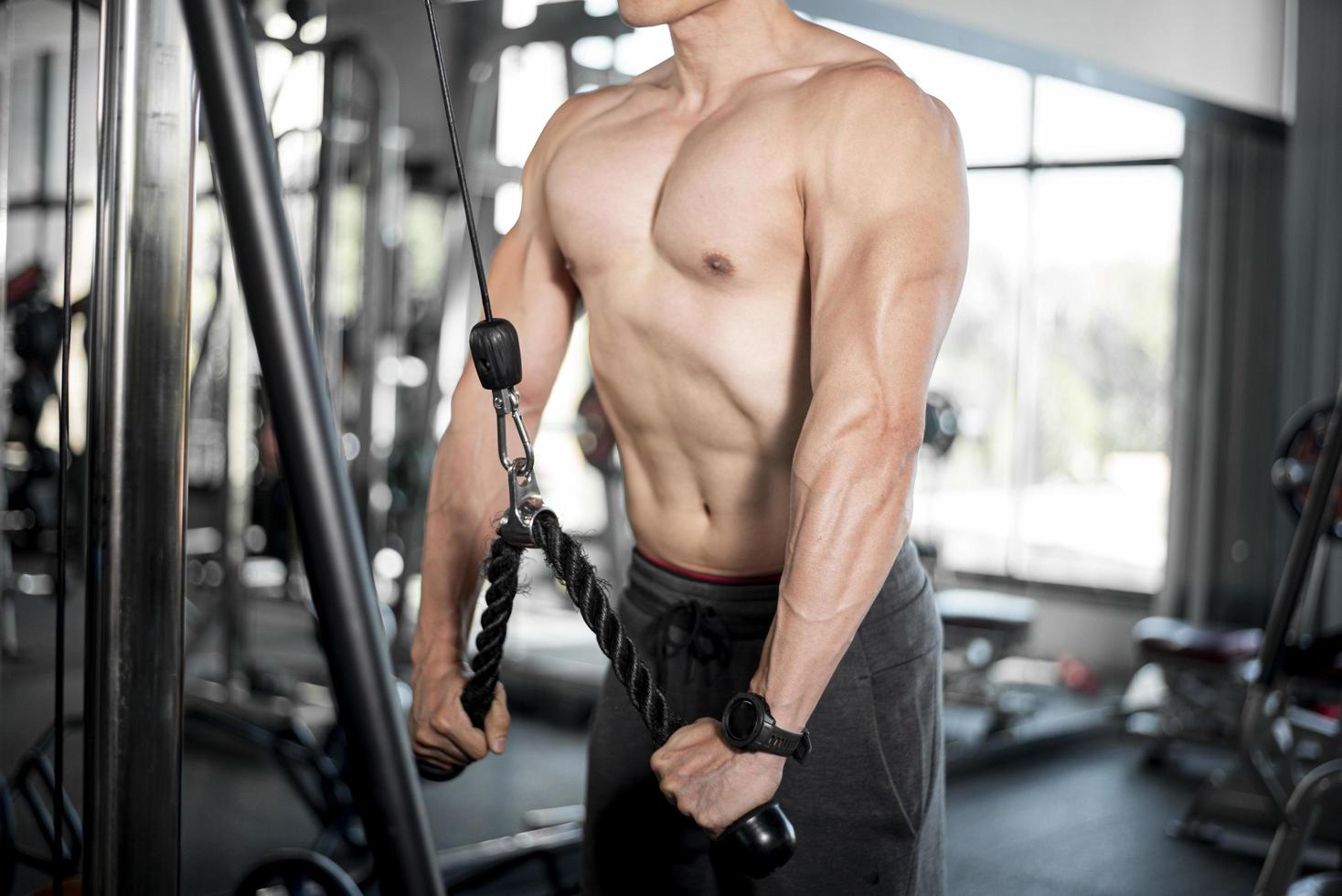 närbild muskulös man är träning i gym foto