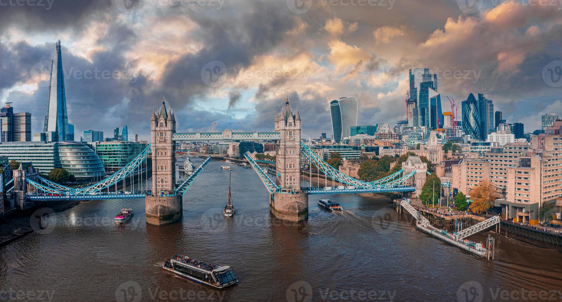 flygpanorama över london tower bridge och floden Themsen, England, Storbritannien. foto