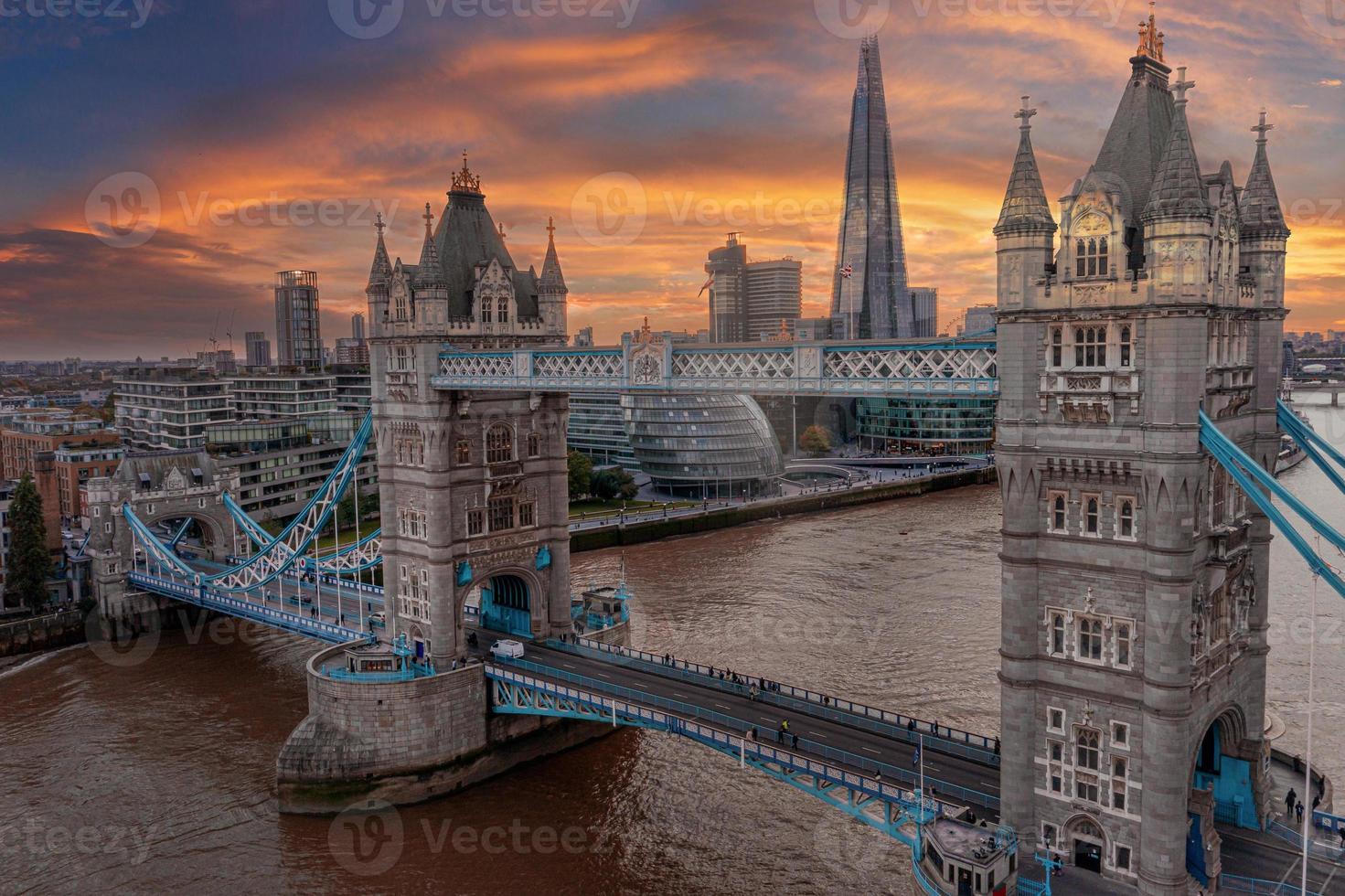 Flygfoto panoramautsikt över solnedgången över london tower bridge och floden Themsen foto