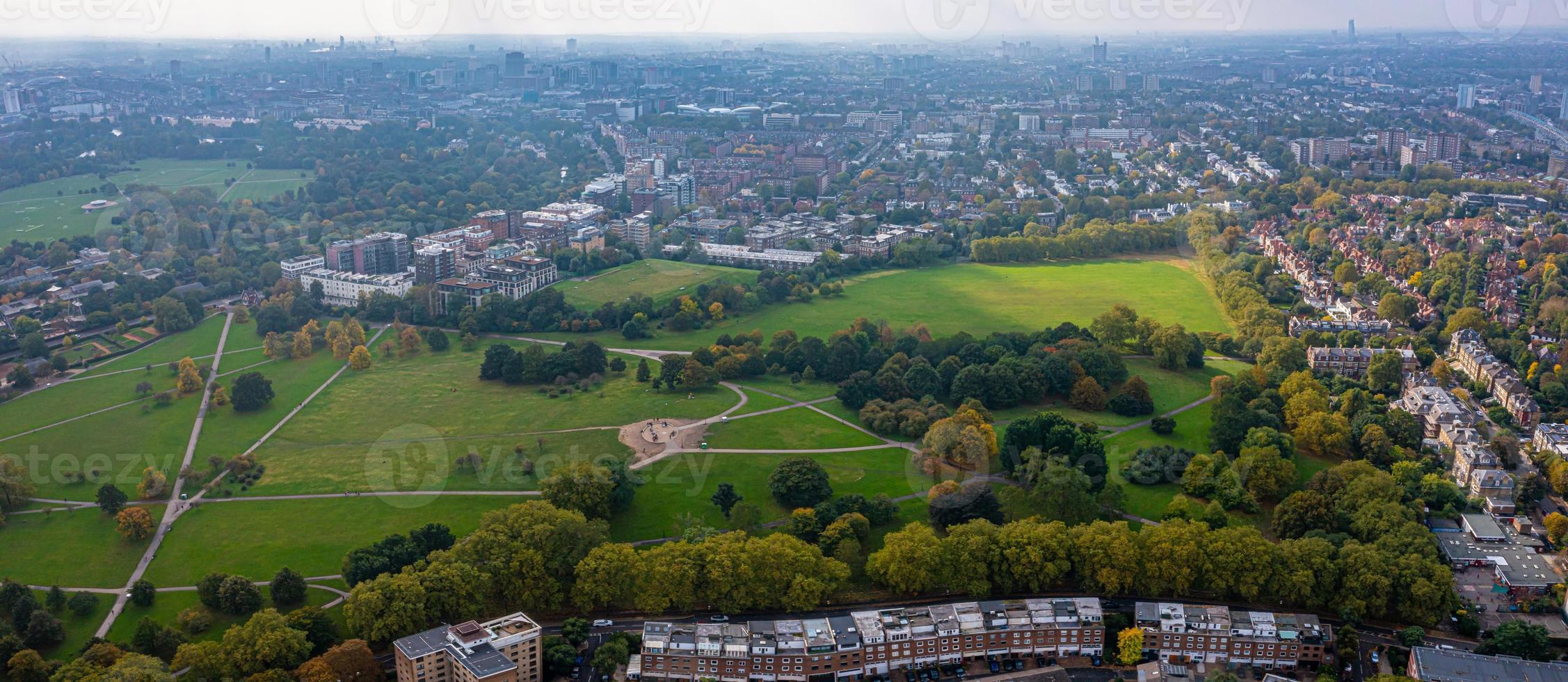 vacker flygfoto över london med många gröna parker foto