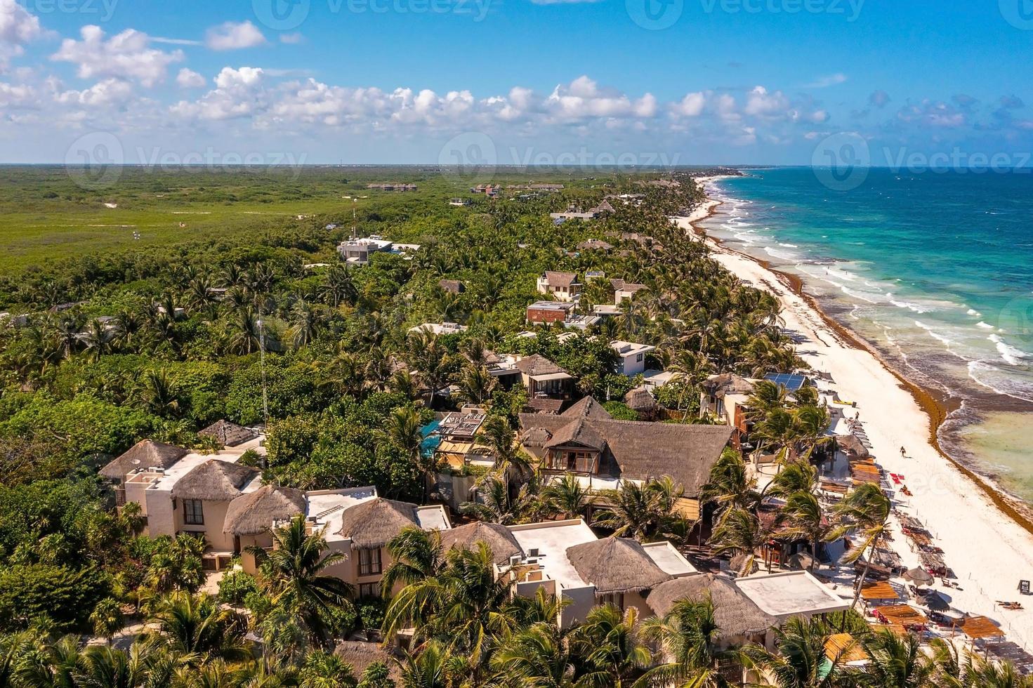 tulum kustlinje vid stranden med ett magiskt karibiskt hav och små hyddor vid kusten. foto