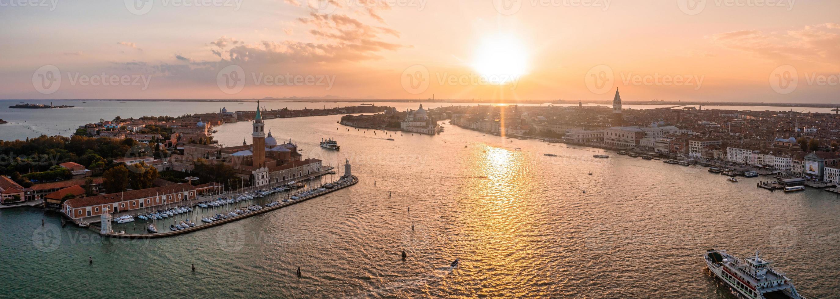 magisk kvällssolnedgångsvy över vackra Venedig i Italien. foto