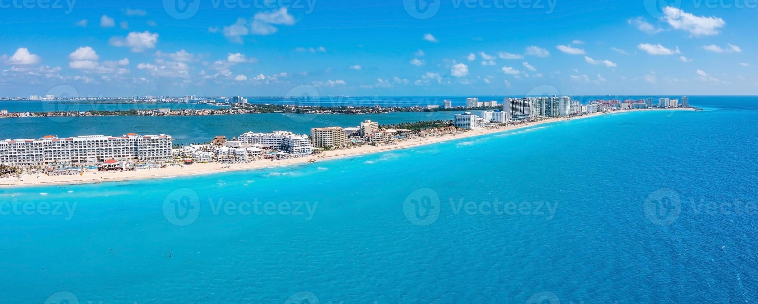 Flygfoto över Punta Norte Beach, Cancun, Mexiko. foto