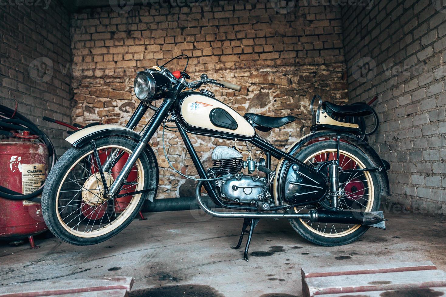 vintage motorcykel i garaget. foto
