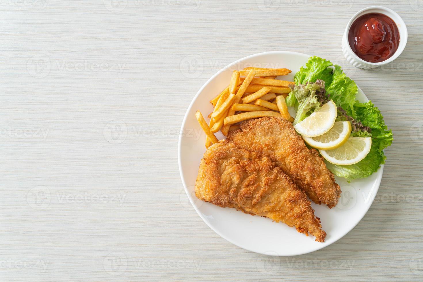 hemlagad panerad weinerschnitzel med potatischips foto