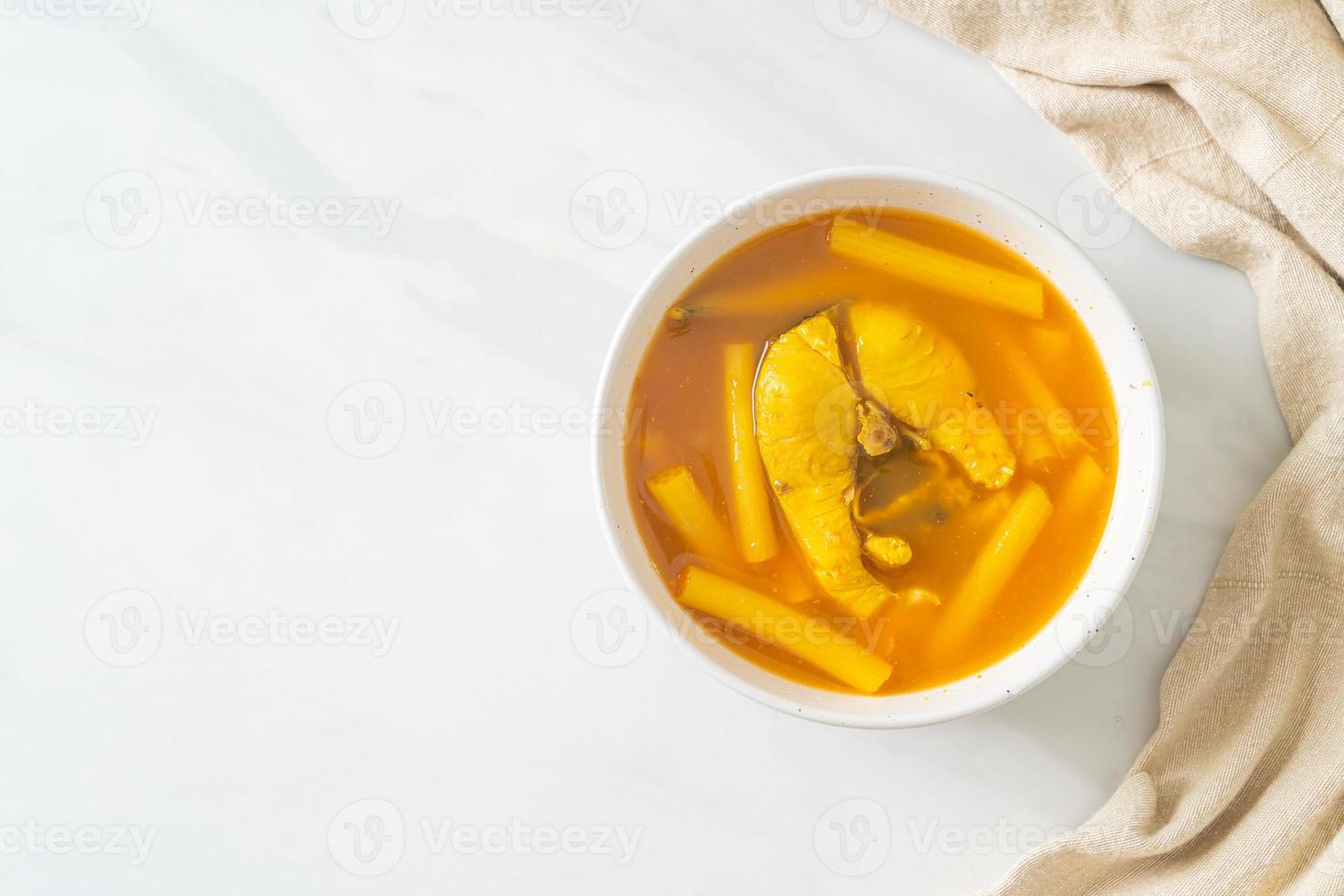 syrlig soppa med lotusstam och fisk foto
